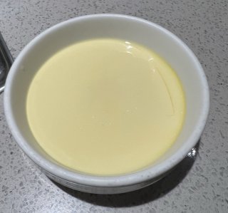 周末的晚饭，一杯酒，一包锅巴！