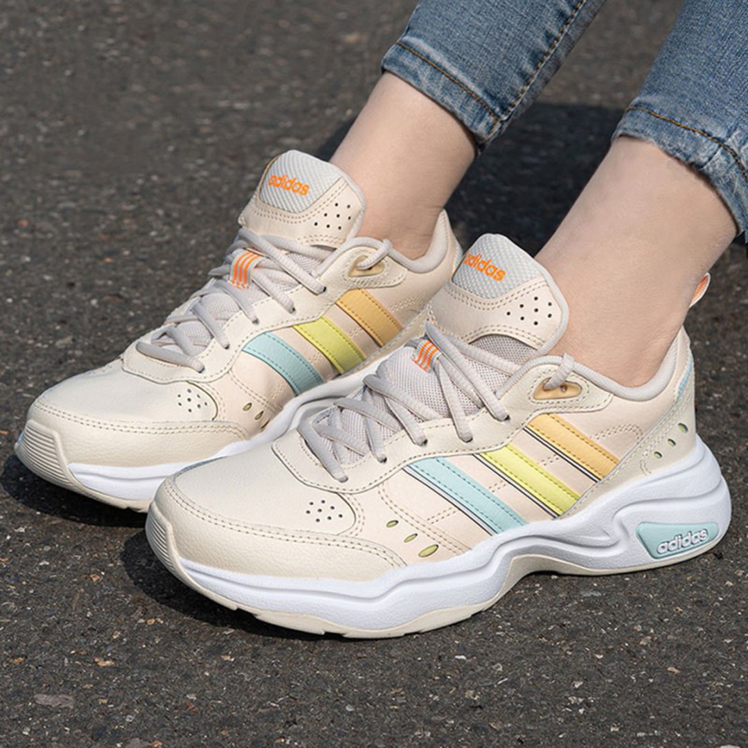 ​唯品会Adidas系列折扣活动，最低百元可入手的跑鞋系列