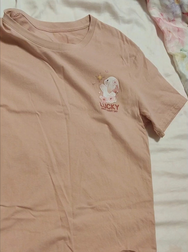 暖光灯下的粉色T恤，蛮好的