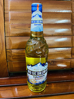 夏日畅饮，哈尔滨啤酒醇香可口