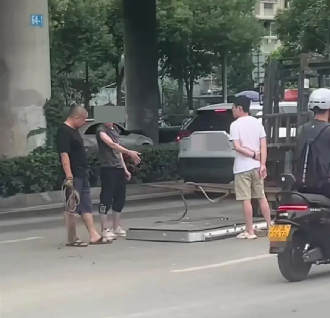 网传|新能源车行驶中电池脱落，回应称因人工调试操作疏忽导致