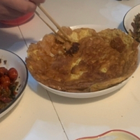 去朋友家蹭饭！朋友老妈空运过来做好的辣椒炒肉，梅干菜小龙虾，以及朋友现做的洞庭湖银鱼炒蛋！