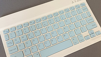 给我的平板配了一个小的磁吸蓝牙键盘，很喜欢这个颜值