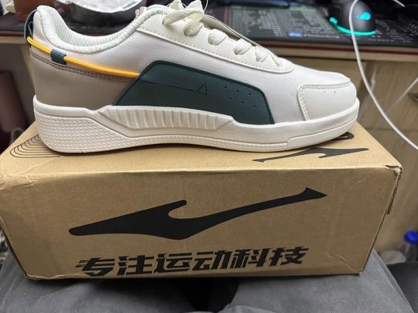 这款鸿星尔克运动鞋，性价比高，好看舒服
