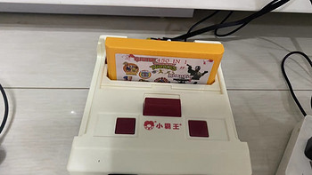 这款小霸王D99红白经典游戏机，找回童年的乐趣，经典游戏很齐全，根本停不下来！