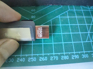 SanDisk的小巧抽拉u盘