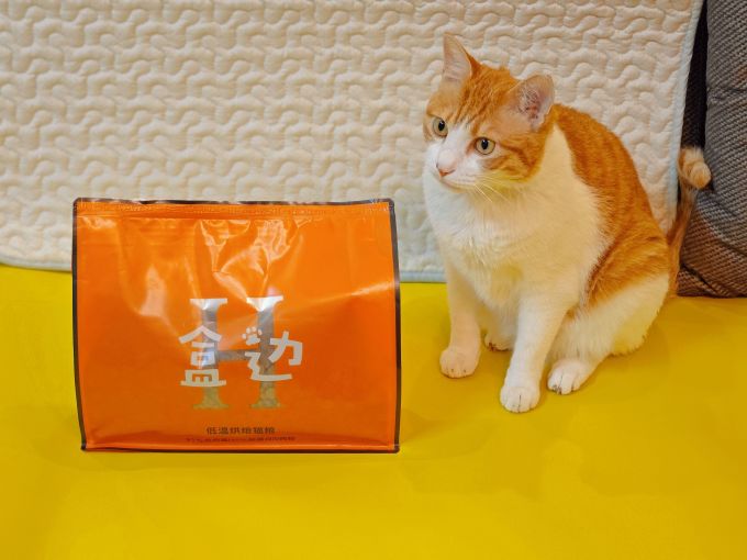 盒边猫咪干粮