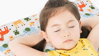 宝贝们的成长过程中，良好的睡眠是非常重要的，而一个舒适的护颈枕对宝宝来说就显得尤为重要！