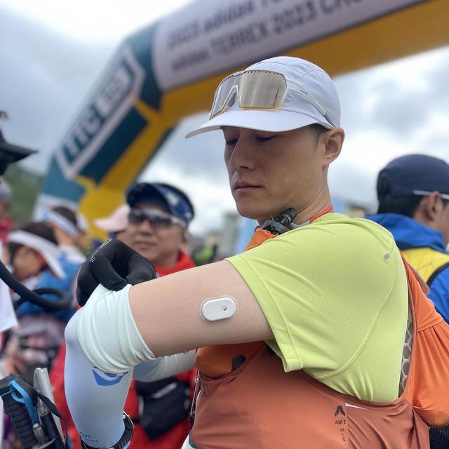 这个夏日，从超长距离越野跑中，糖类补给的重要性来谈一谈这款“硅基能量小白贴”