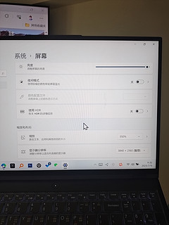 没钱买显示器，那就用电视吧