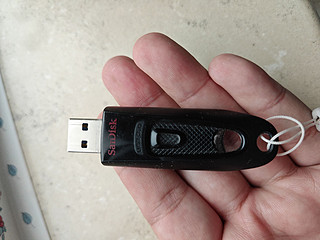 随身携带的闪迪64GB USB3.0 U盘