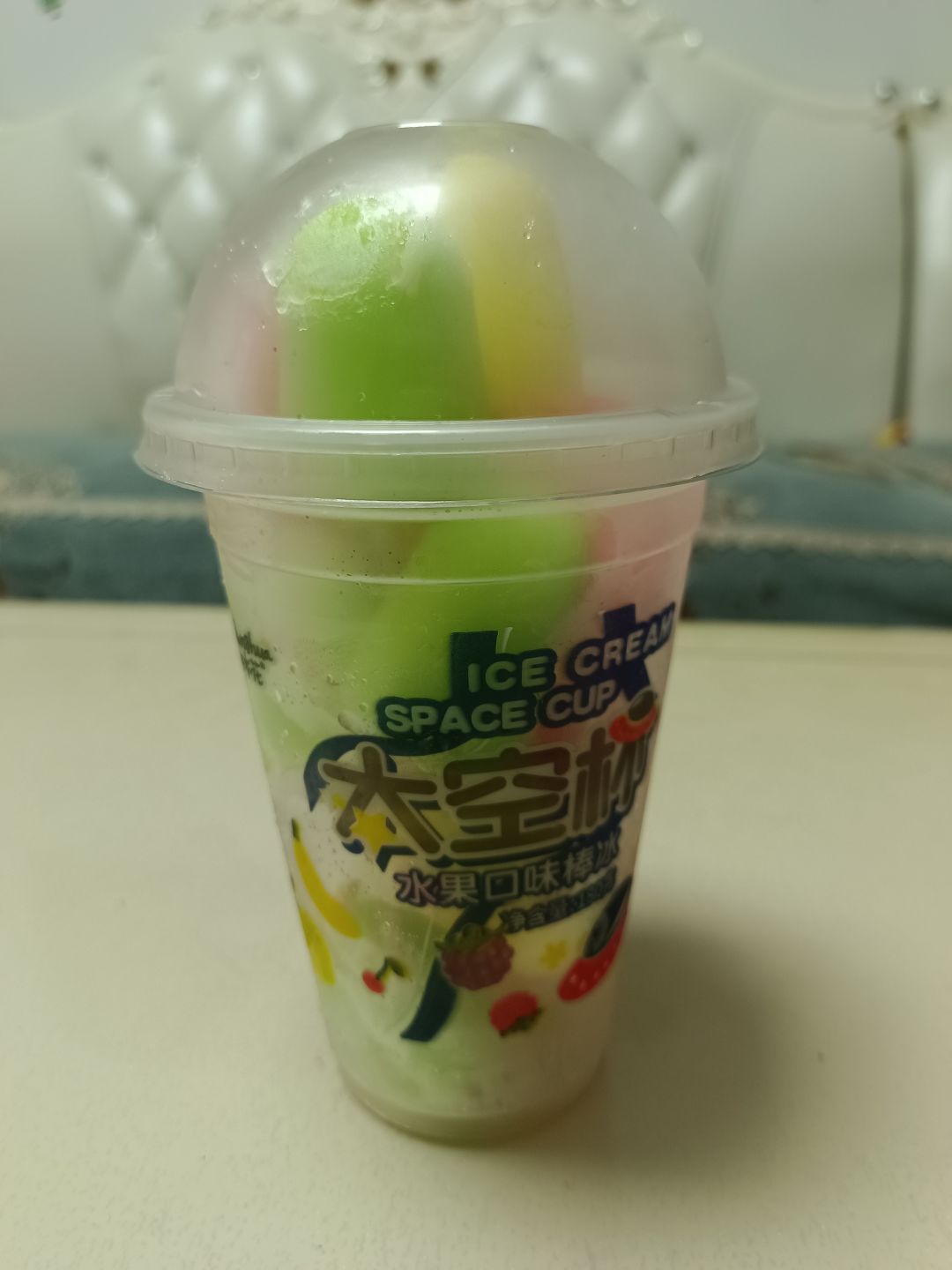 这款是孩子选的,我猜测他选这个肯定是看着颜色鲜艳好玩,太空杯装的还