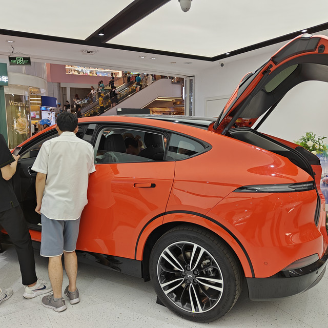 去店里看了看小鹏 G6，太火爆了，小鹏凭借它逆风翻盘已成定势