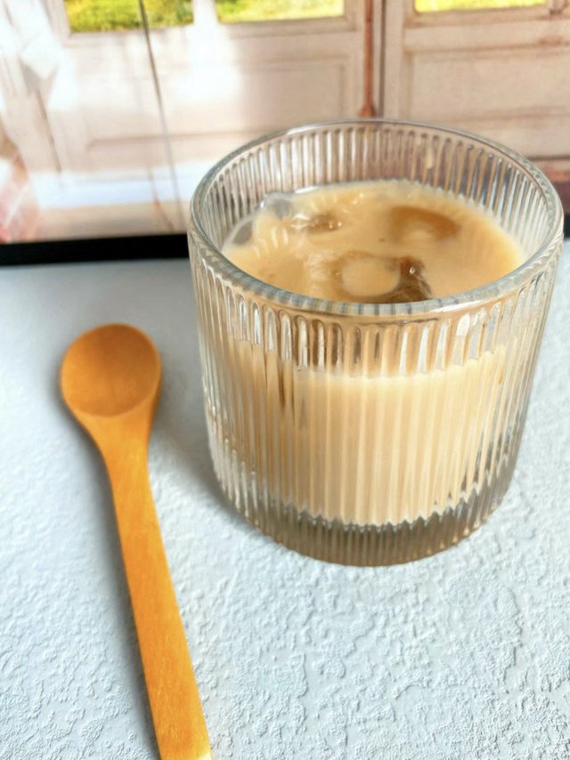 宅家享受咖啡带来的宁静自由感