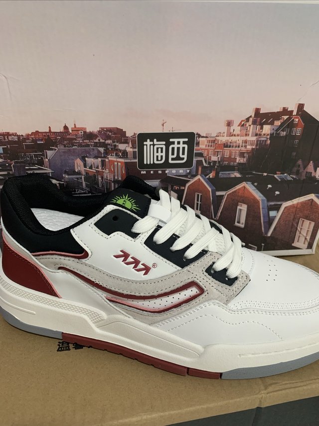 梅西男式夏季透气小白鞋，百搭时尚又舒适！