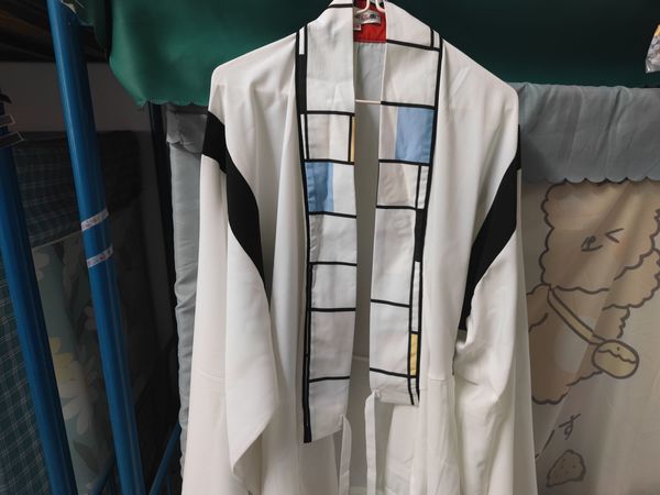 求问怎么搭配，这是一件没有上身图的汉服