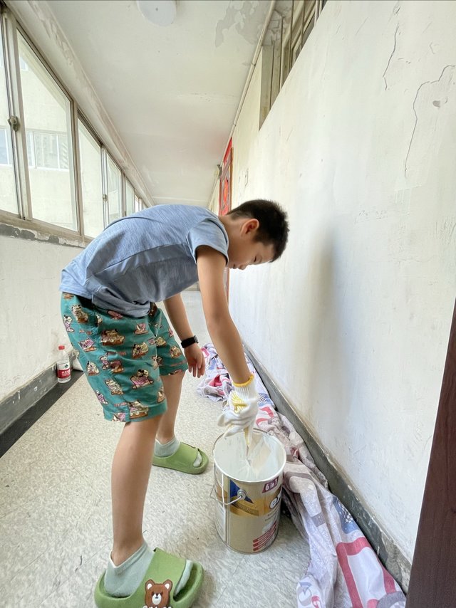用都芳漆刷了楼道，邻居都说我是雷锋