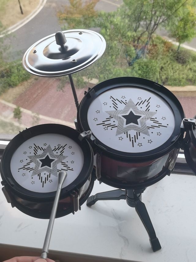 小小架子鼓，咚咚锵