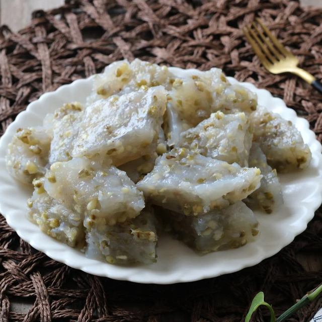 绿豆别总熬粥，学个新吃法，吃2块比雪糕还解渴，精神饱满过夏天