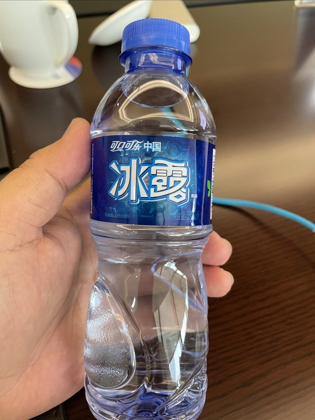 来自珠海的可口可乐的饮用水，冰露