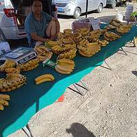 这个集市的香蕉，桃子，干货调料不错