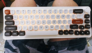 桌搭美学—达尔优小方糖Z68三模键盘