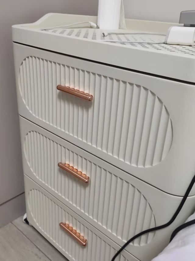 不错的床头柜