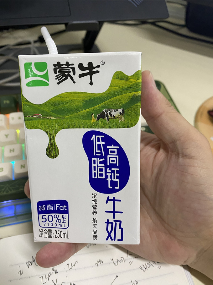 蒙牛香浓牛奶杯图片