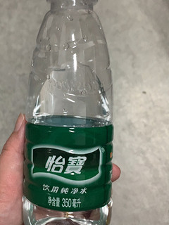 小瓶装怡宝水出门带一瓶方便！