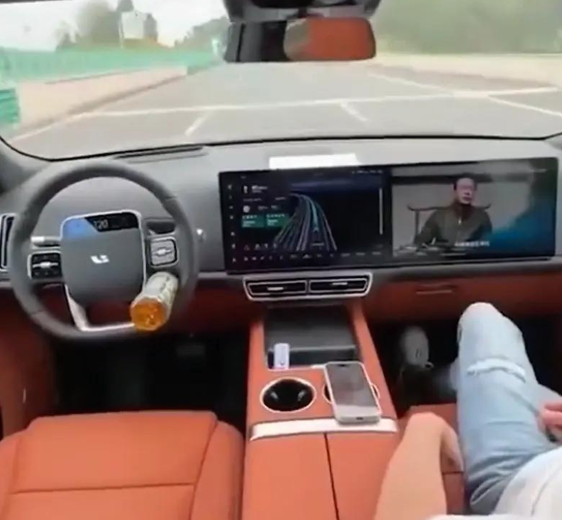 理想回应危险驾驶视频：启动辅助驾驶时驾驶员需手扶方向盘