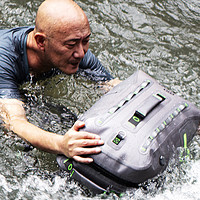 必要时刻可当救生圈使用的双肩包，在水上可漂浮，气密防水背包溯溪漂流登山内置电脑隔层大容量包包