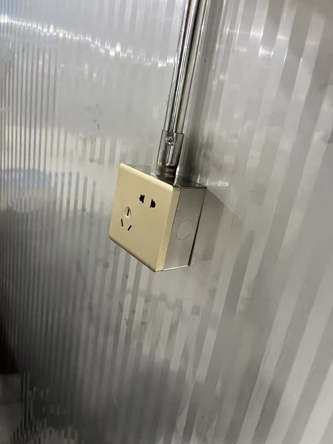 不锈钢86明装底盒,让插座面板与众不同!