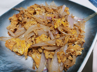 今日厨房出品—蒜蓉茼蒿+洋葱鸡蛋