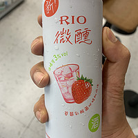 夏日清凉-RIO新款草莓乳酸菌伏特加。