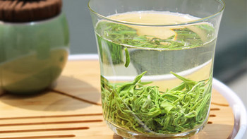 夏季饮绿茶，除了苦味以外，还有鲜甜味道，炒栗味，豆香味。