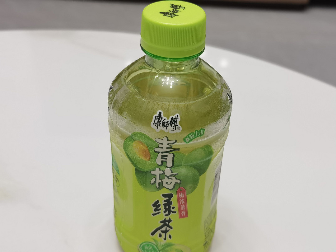 夏天来一瓶冰爽的康师傅青梅绿茶