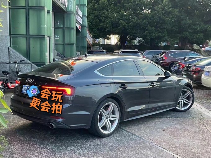 奥迪轿车