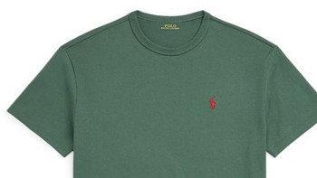 墨绿色圆领体恤，点缀红色logo很精致