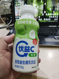 临期的优益C青椰味活性益生菌饮品