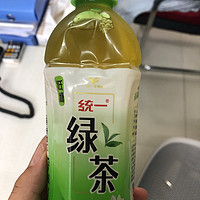 大热天，喝一瓶冰绿茶，解渴又健康