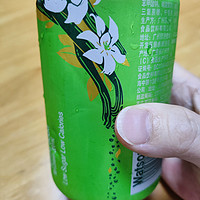 夏天喝杯绿绿的屈臣氏香草苏打水