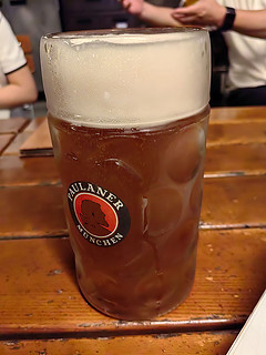 德国柏龙冰啤酒，加上肉肠。这才是宵夜。