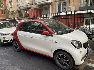 smart forfour可爱又漂亮，都市风景线