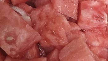 夏天吃的必不可少的水果就是西瓜