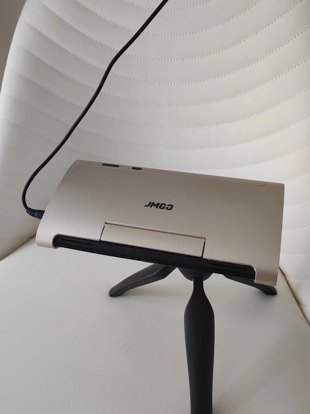 坚果M6 投影机，体积小，方便携带！