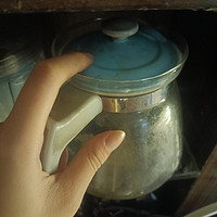 我比较喜欢这个水壶，它可以装冷水'可以装热水也，可以泡茶叶