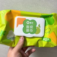对付厨房顽固油渍，用湿巾最棒了，一抹完事