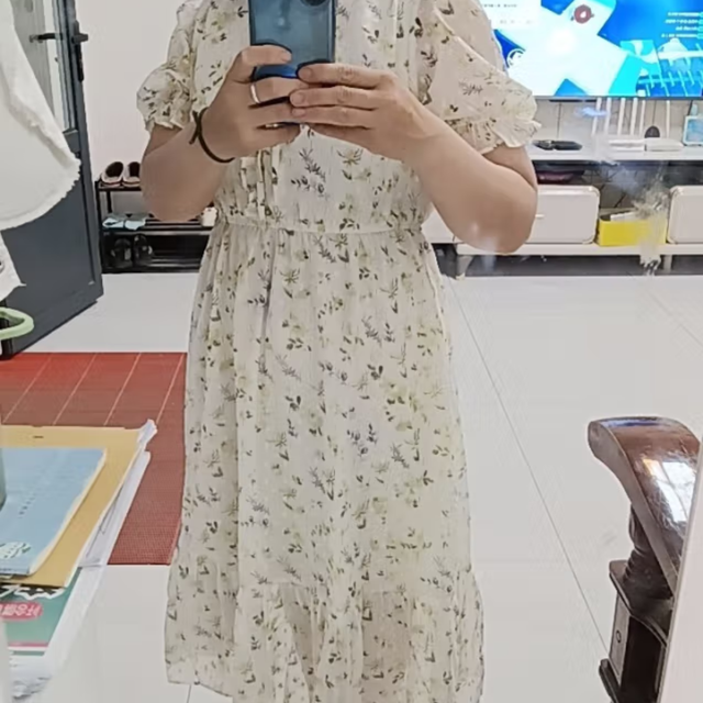 夏日我最喜欢穿纯色欲的碎花裙