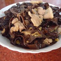 木耳炒肉的做法