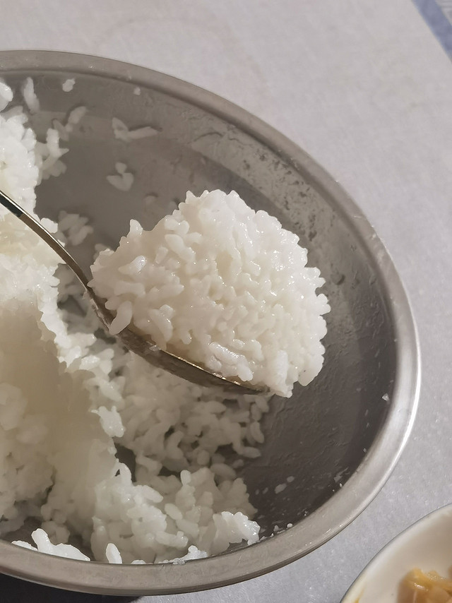 在白白的米饭🍚里挖呀挖呀挖，大大的勺子